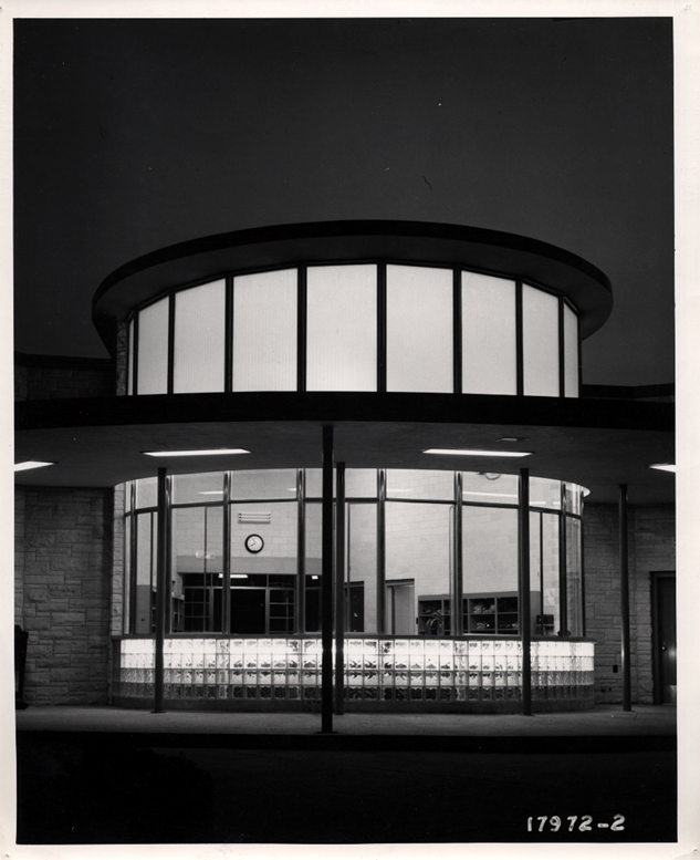 Black and white photo of rotunda of Joan Means Khabele Bathhouse from the 1950s, illustrating the porch canopy with a plaster ceiling and inset lighting.