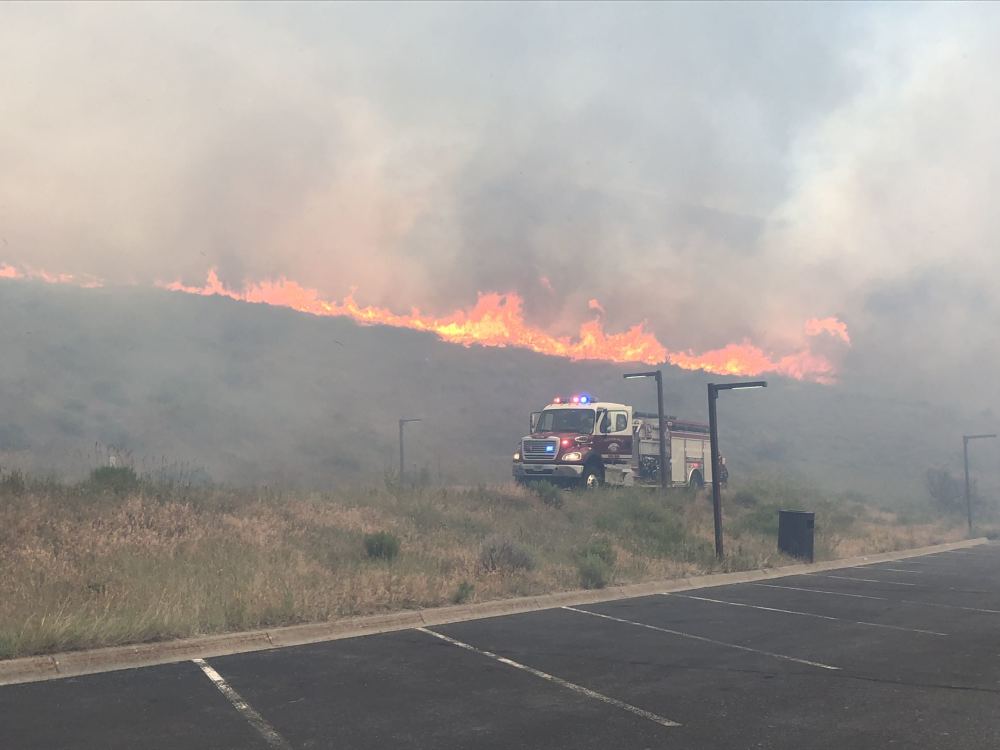 Incendio en el museo que quema una colina con un camión de bomberos en primer plano