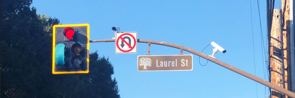 Traffic-signal-at-Laurel-Street-and-Ravenswood-Avenue