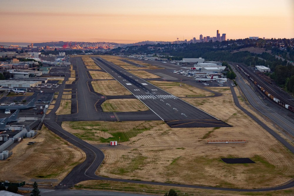 俯瞰KCIA跑道和城市天際線的航拍圖。